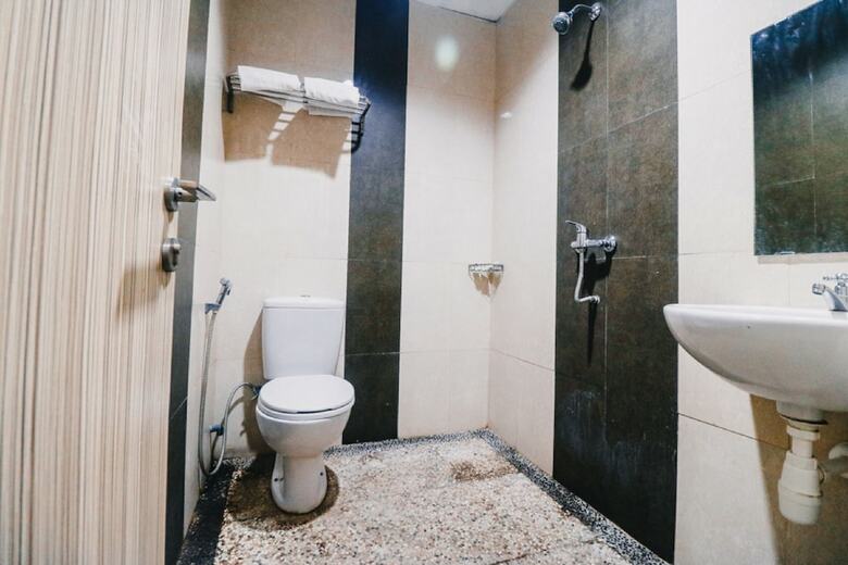 Hotel Reddoorz Plus Near Sultan Hasanuddin Airport