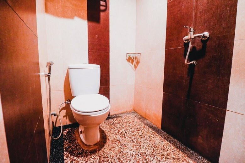Hotel Reddoorz Plus Near Sultan Hasanuddin Airport