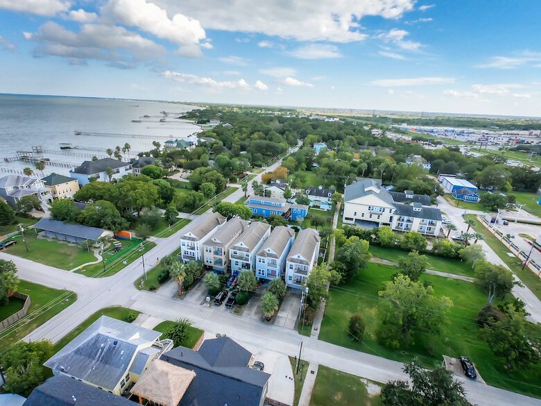 Spacious Kemah Boardwalk Townhome