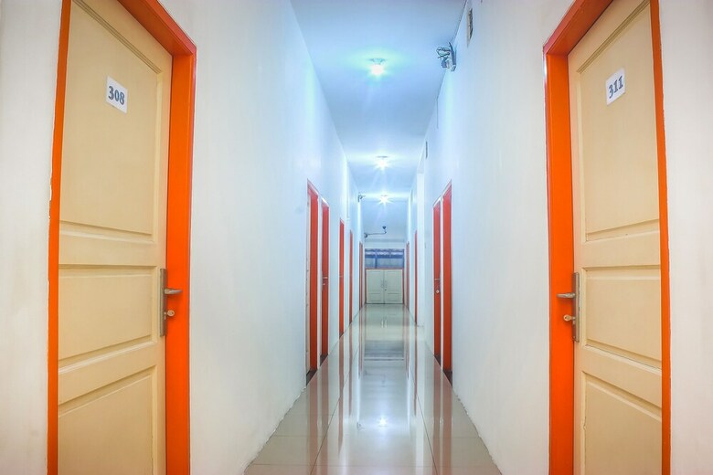 Hotel Oyo 111 Grand Palace Resident