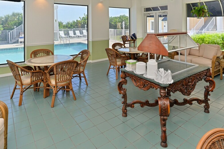 Royal Mansions Resort