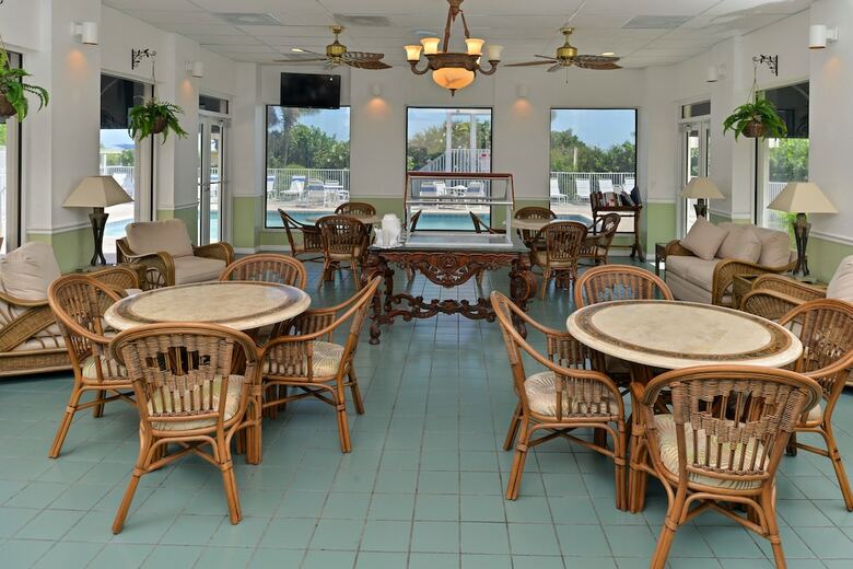 Royal Mansions Resort