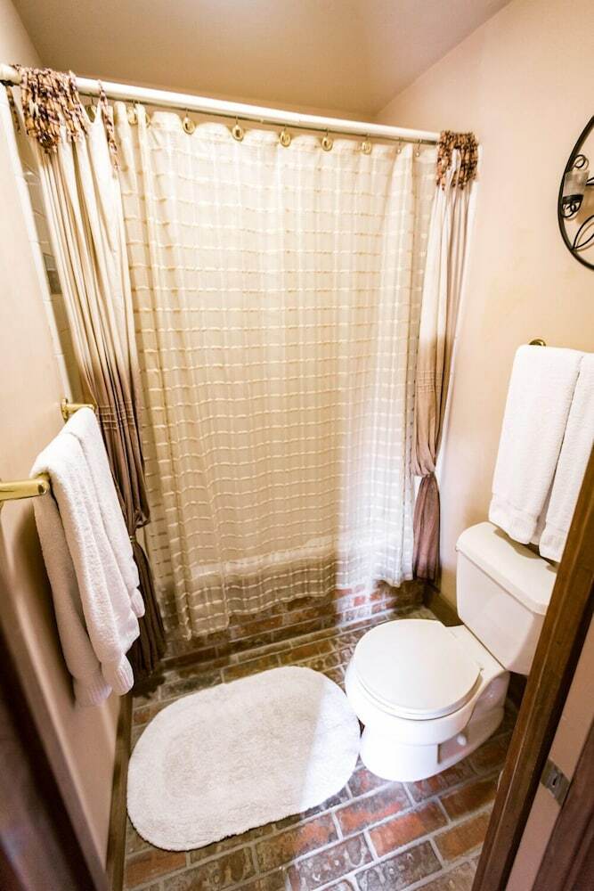 Bed & Breakfast Equinox Inn At Biscuit Hill