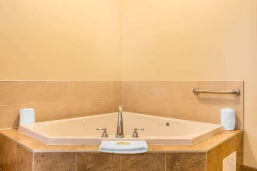 Hotel Quality Inn & Suites Hawkesbury