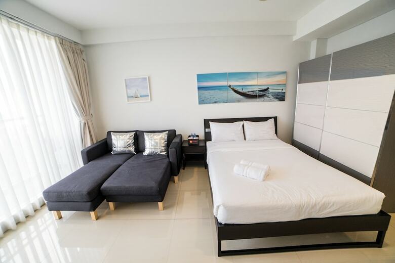 Mountain View Studio @ Dago Suites Apartment With Balcony