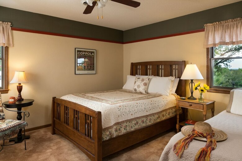 Bed & Breakfast Cedar Crest Lodge