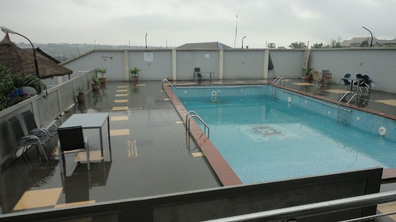 Stage 5 Hotel And Suites