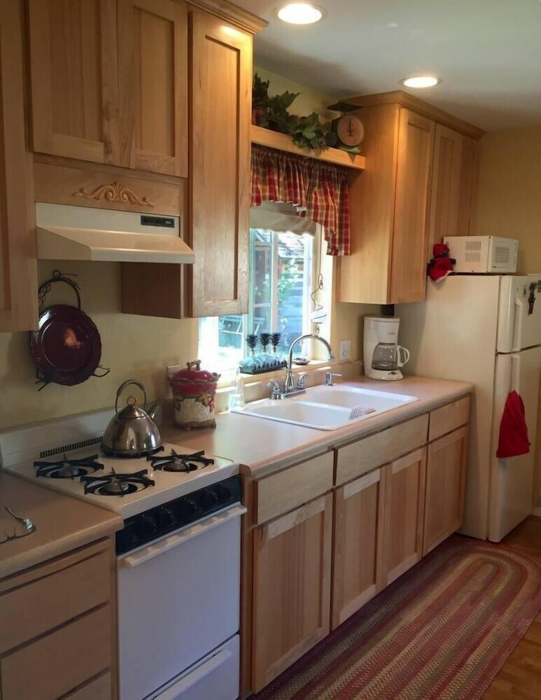 Romantic Rogue River Cottage ~ Near Del Rio Winery