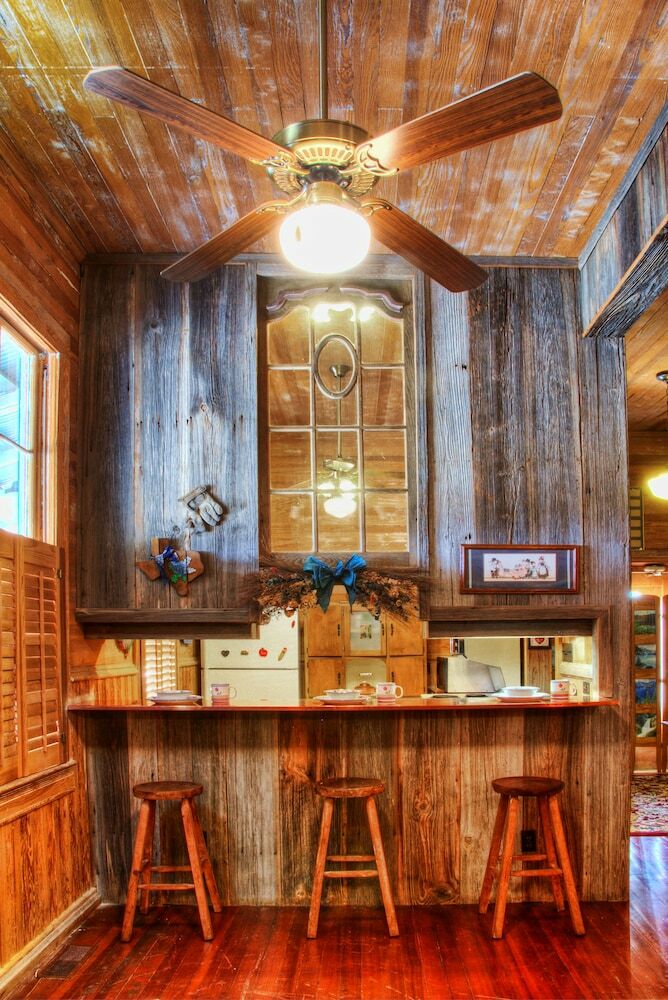 Kuebler Waldrip Haus Bed And Breakfast