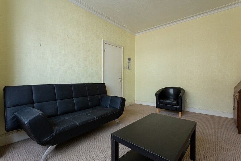 2 Bedroom House In Tooting With Garden