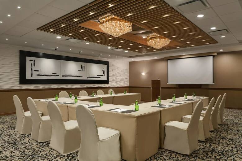 Poco Inn And Suites Hotel And Conference Center