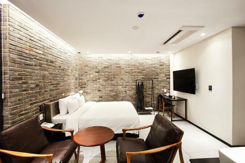 Hotel Wanted