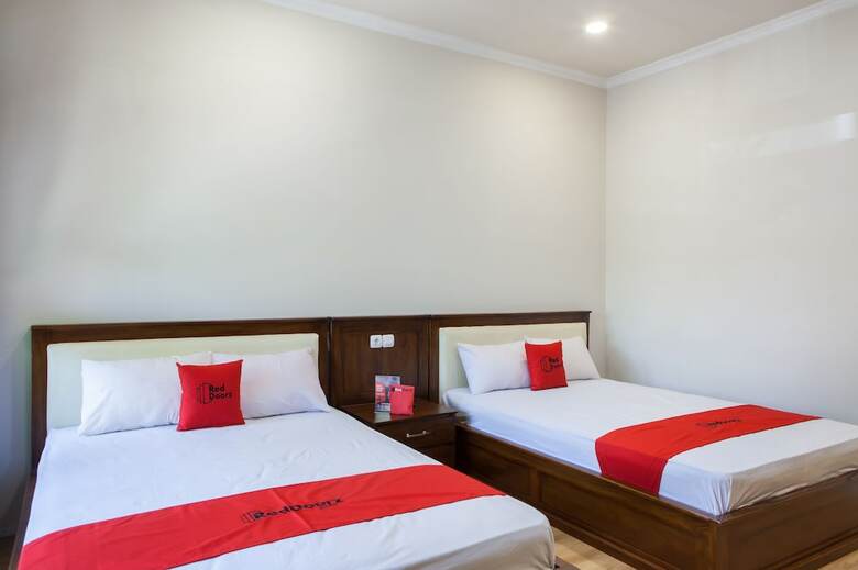 Hotel Reddoorz Plus Near Mall Roxy Banyuwangi