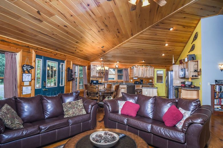 Cozy Cabin 4 Bedroom House
