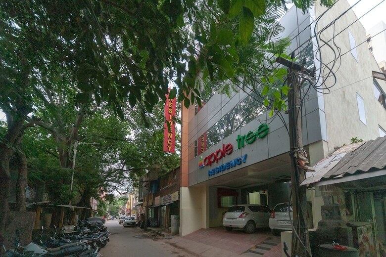 Hotel Oyo 22408 Apple Tree Residency