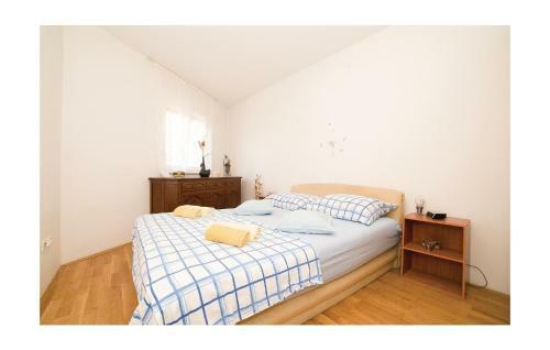 Two-bedroom Apartment In Kastel Sucurac