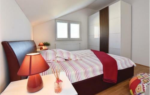 Three-bedroom Apartment In Kastel Gomilica