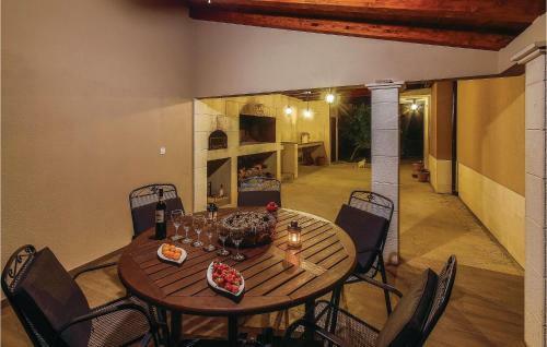 Three-bedroom Apartment In Kastel Gomilica