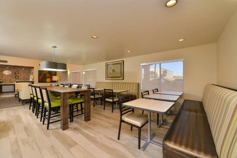 Hotel Comfort Suites At Tucson Mall