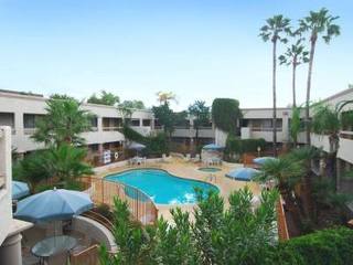Hotel Ramada Inn & Suites Foothills