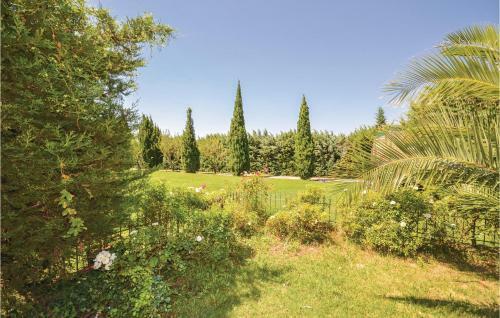 Eight-bedroom Holiday Home In Caderousse