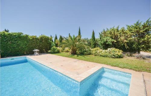 Eight-bedroom Holiday Home In Caderousse