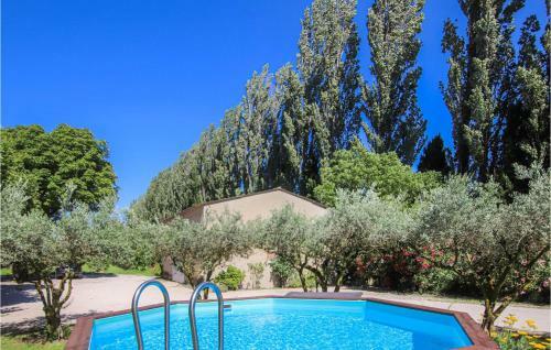 Three-bedroom Holiday Home In Verquieres