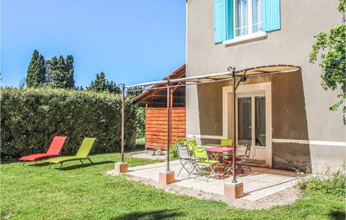 Three-bedroom Holiday Home In Verquieres