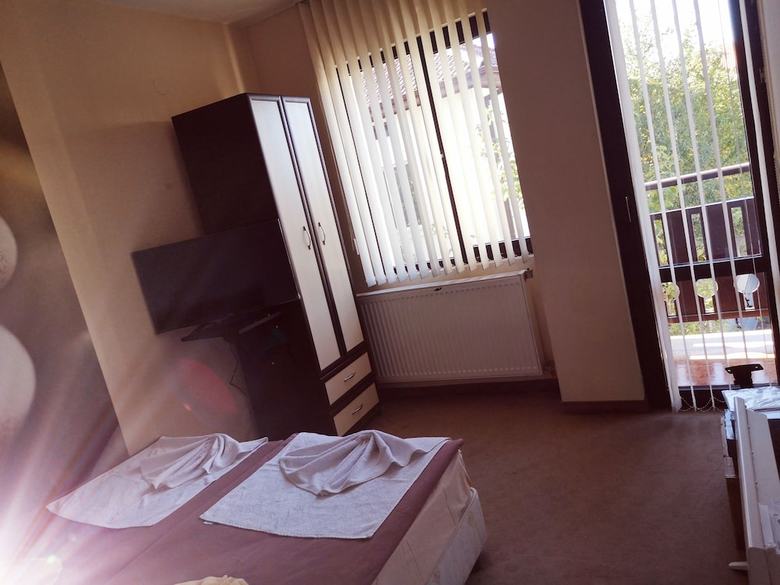 Riskyoff Hotel