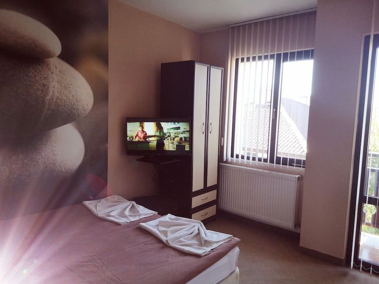 Riskyoff Hotel