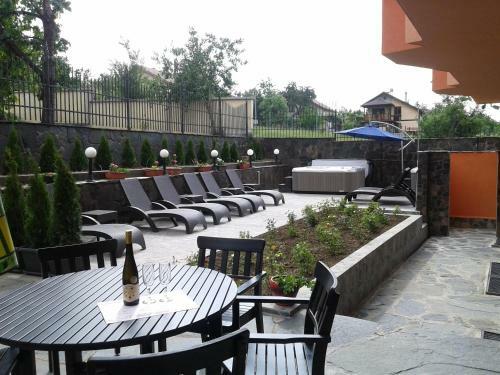 Hotel Emaly Green