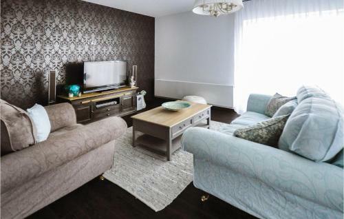 Three-bedroom Holiday Home In Zbychowo