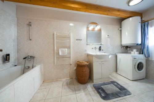 Hotel Vala?sk� Chalupy Resort