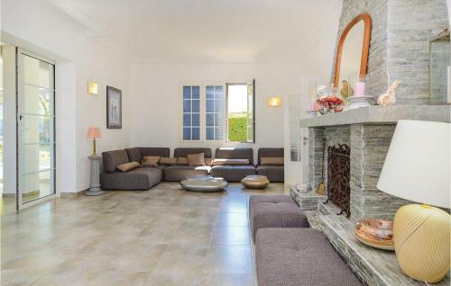 Five-bedroom Holiday Home In St Florent