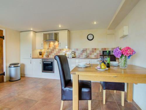 Beautiful Apartment In Tiverton With Jacuzzi