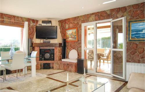 Three-bedroom Holiday Home In Antromero