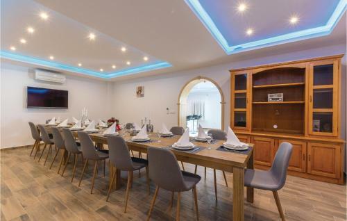Seven-bedroom Holiday Home In Cacvina