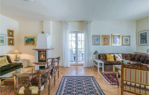 Three-bedroom Holiday Home In Donji Zbilj
