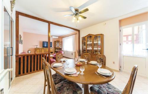 Four-bedroom Holiday Home In Benkovac