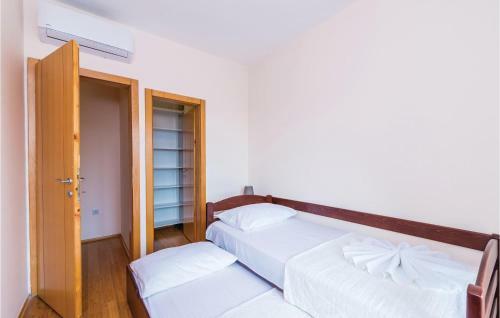 Three-bedroom Apartment In Kamenari