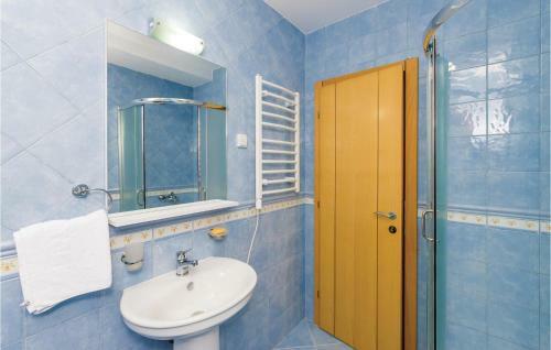 Three-bedroom Apartment In Kamenari