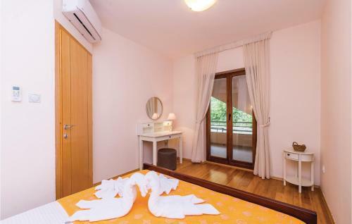 Three-bedroom Apartment In Kamenari