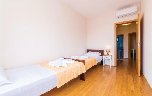 Three-bedroom Apartment In Kamenari