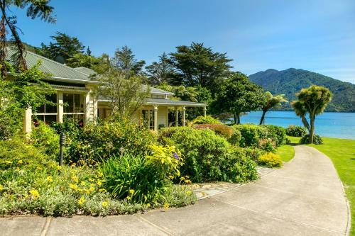 Mahana Lodge Boutique Bed & Breakfast