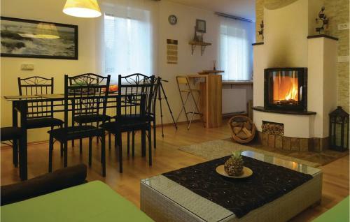 Three-bedroom Holiday Home In Preserje