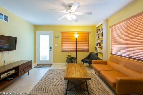 3 Bedroom - Dolphin House Split Floor Plan Pets Waterfront District