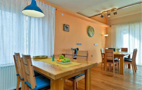 Three-bedroom Holiday Home In Dragoslavec
