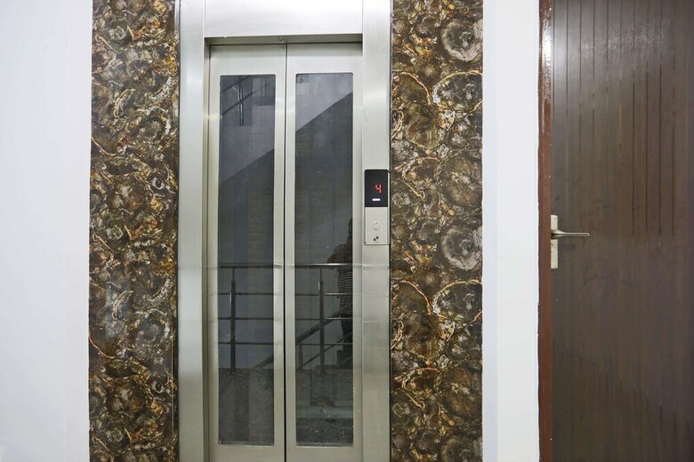 Hotel Oyo 48664 Gour White House