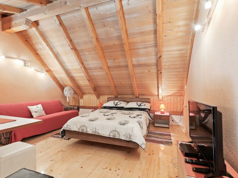 Pleasant Holiday Home In Pola?a With Swimming Pool