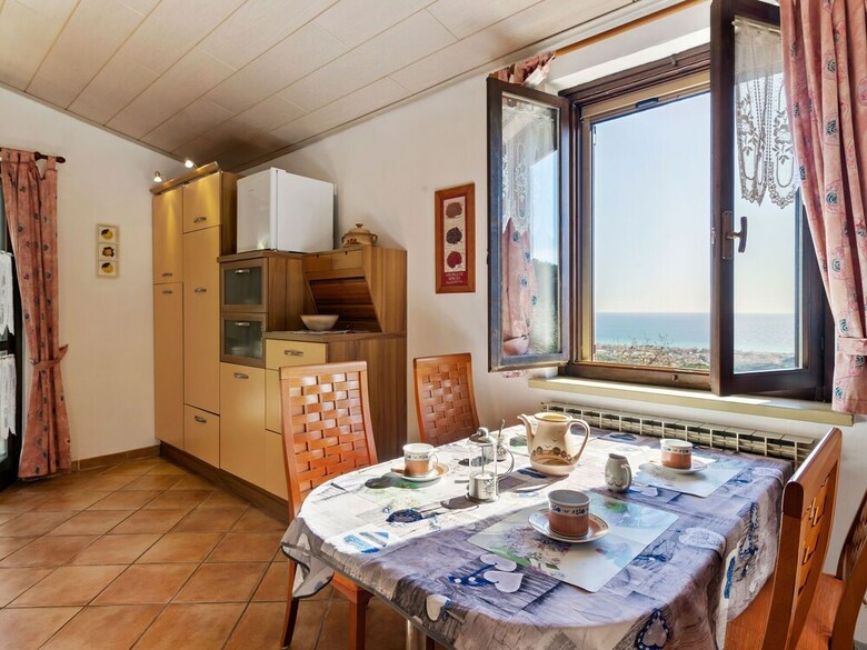 Pleasant Holiday Home In Merea With Sea View �